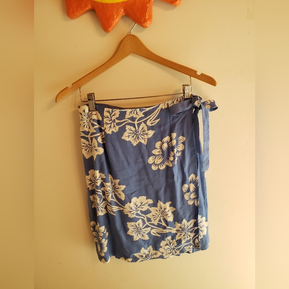 Buster 'n' Bogie 2 pc. blue and white halter top with wrap skirt s/m - Picture 3 of 8